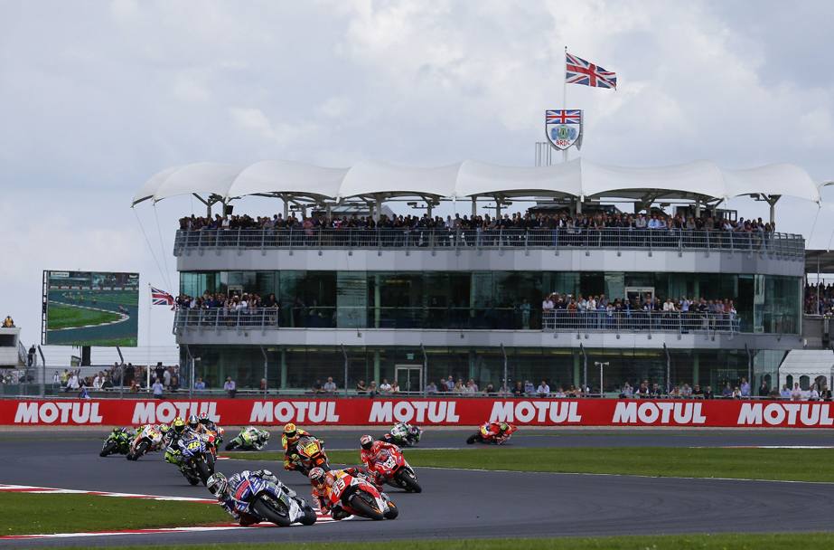 GP di Gran Bretagna a Silverstone: al via della MotoGP Lorenzo e Marquez subito davanti a tutti. Reuters